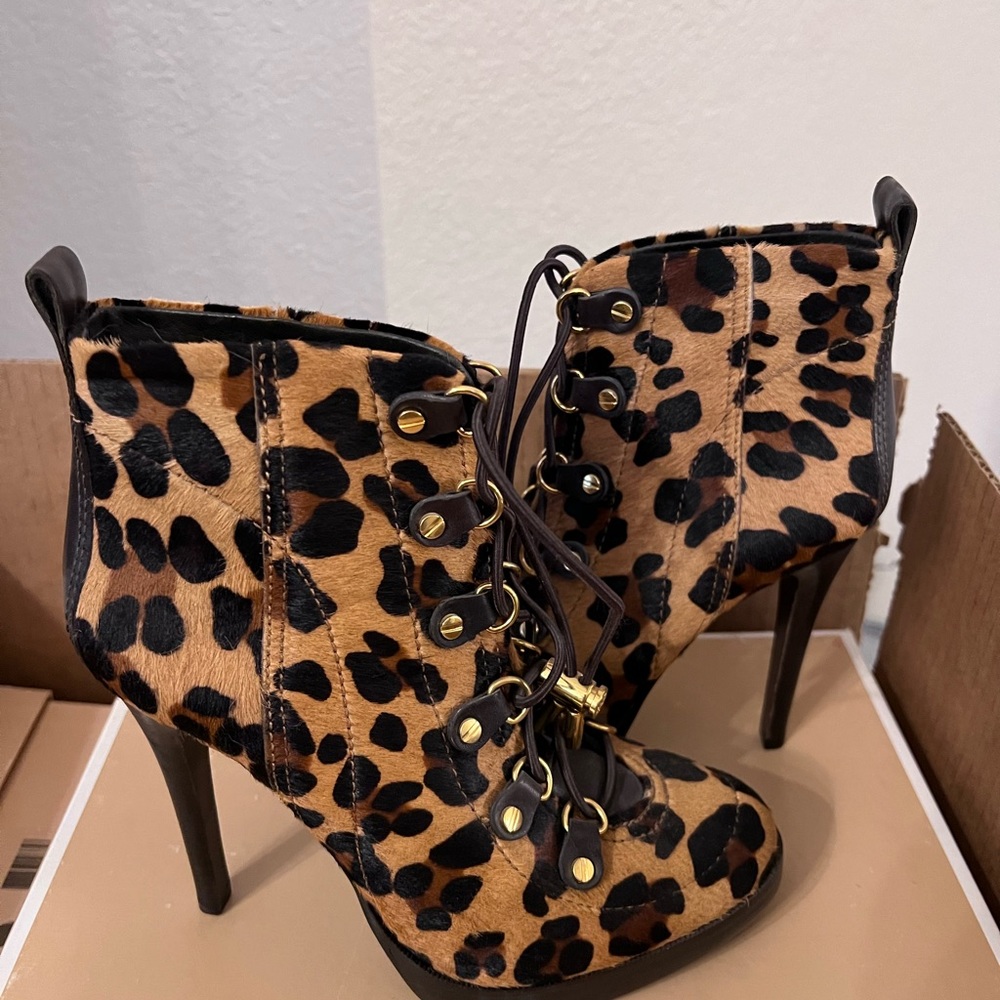 NEW WITHOUT TAGS, Tory Burch high heel booties